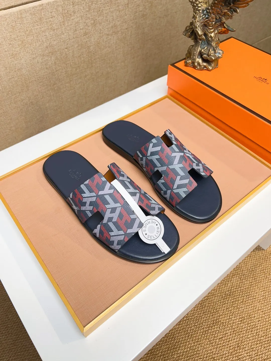 Men's clothing and shoes 💰280 💅💅💅 new arrival. Hermes Hermes official website latest counter synchronized new oran color leather H slippers, the original Paris version flew back to the original model and opened the mold to make it perfectly🍌The highest quality Sincerity, you can enter and leave the counter at will [Deyi] The upper is made of original customized  colored palm prints, crocodile print, ostrich print, colored cow leather, colored cow suede, 🤔 horse hair, 🥳 colored diamonds, 🥰 3D printing, and other genuine leather slippers, imported cow pattern foot pad lining, Italian  latest original genuine leather combination outsole Code number: 38-48 (customized at 46.47.48) Can be made into picture combination sole with genuine leather pattern and ordinary molded outsole